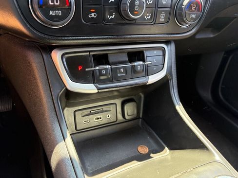 Used 2022 GMC Terrain SLE w/ Driver Convenience Package FWD image 8