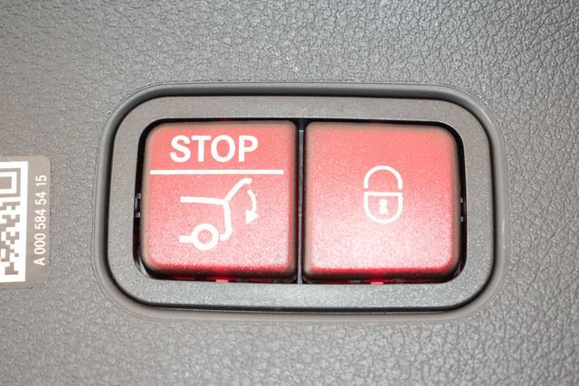 Used 2025 Mercedes-Benz GLC 300 4MATIC image 13