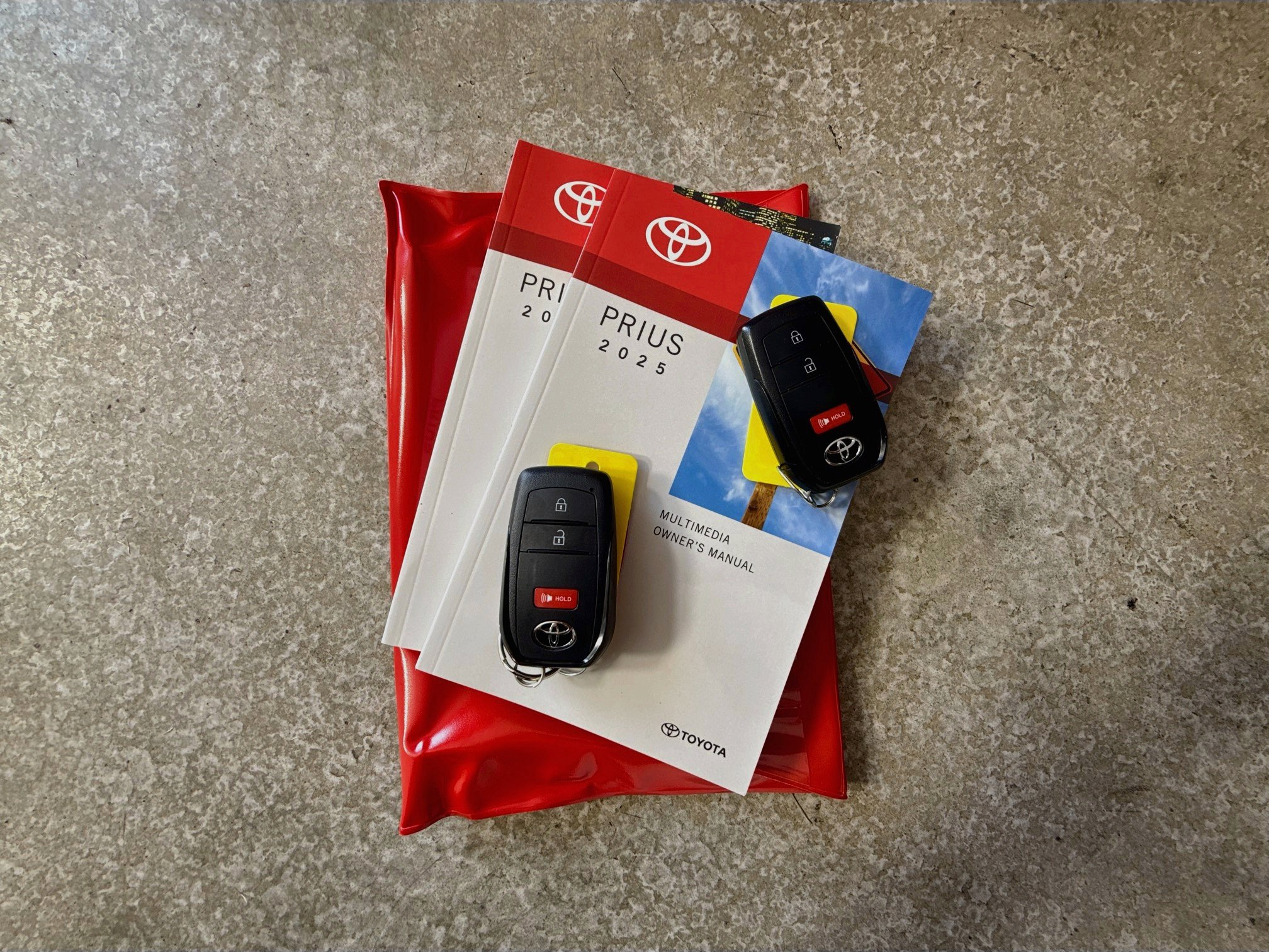 Certified 2025 Toyota Prius LE FWD image 34