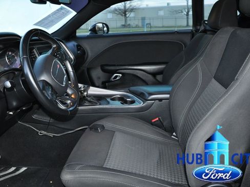 Used 2019 Dodge Challenger SXT image 10