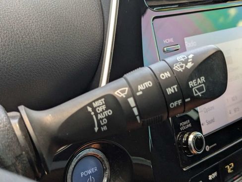 Used 2022 Toyota Prius FWD image 30