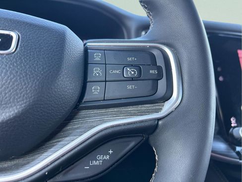 Certified 2024 Jeep Wagoneer L Series II w/ Flexible Seating Group image 17