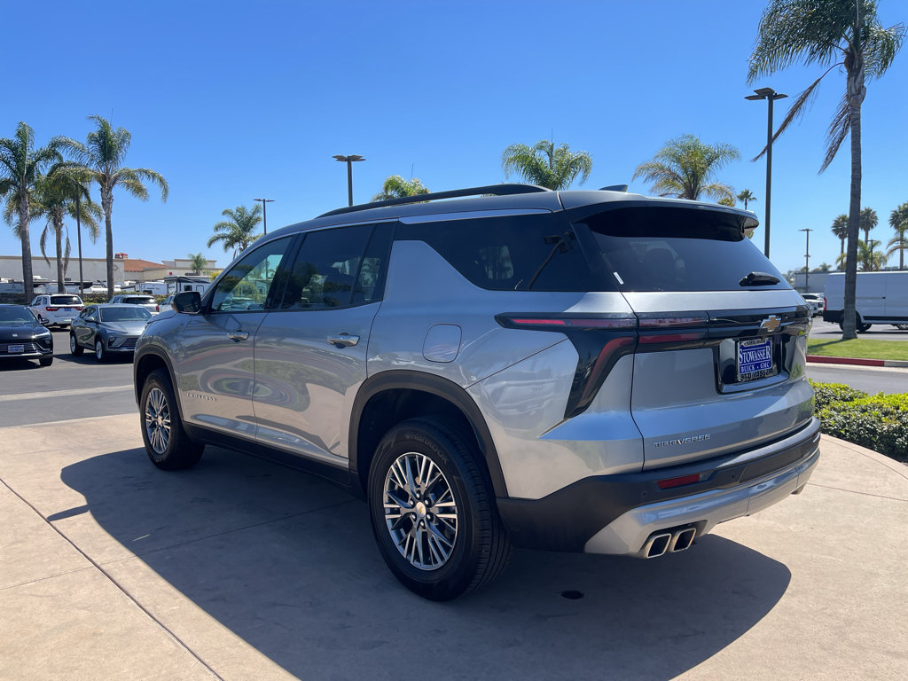 Used 2025 Chevrolet Traverse LT FWD image 1