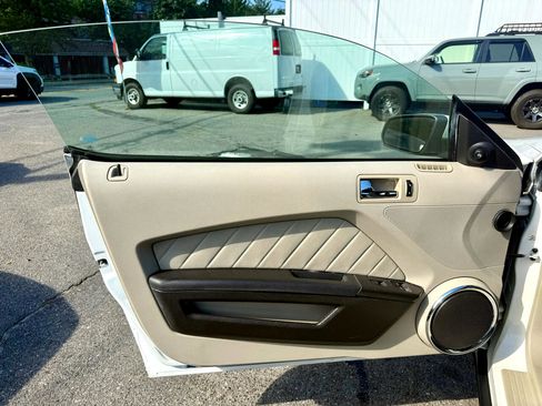 Used 2010 Ford Mustang Convertible image 20