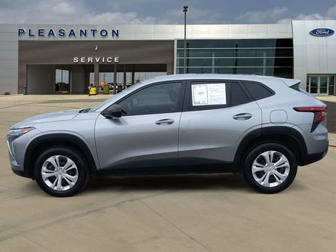 Used 2025 Chevrolet Trax LS FWD image 2