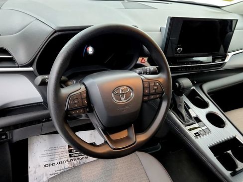 Used 2025 Toyota Sienna LE AWD/4WD image 25