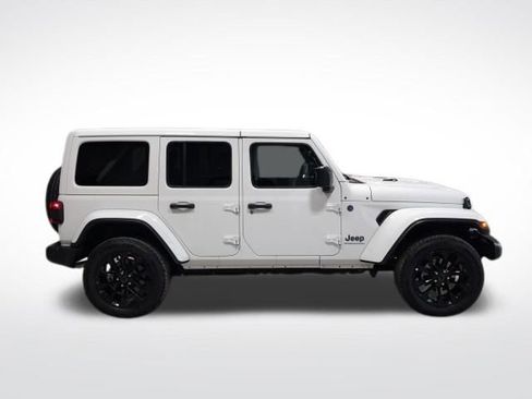 Used 2025 Jeep Wrangler Unlimited Sahara w/ Safety Group image 29