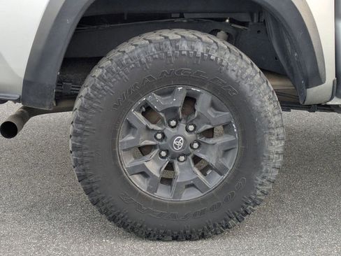 Used 2022 Toyota Tacoma TRD Off-Road image 9
