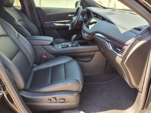 Used 2023 Cadillac XT4 Luxury w/ Cold Weather Package image 9