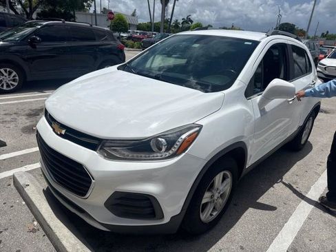 Used 2017 Chevrolet Trax LT w/ LT Convenience Package FWD image 2