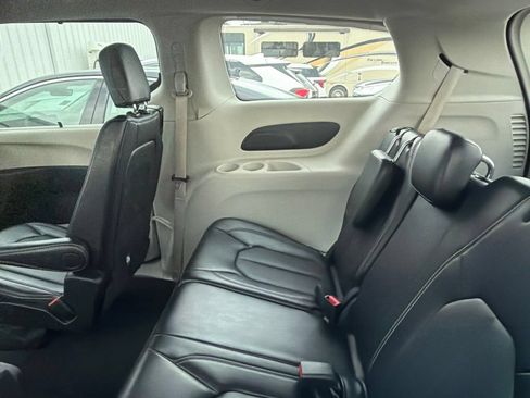 Used 2024 Chrysler Pacifica Touring-L FWD image 7