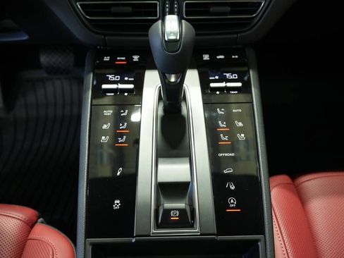 Certified 2025 Porsche Macan AWD/4WD image 18
