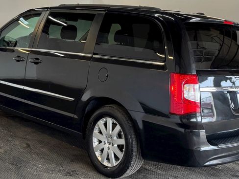Used 2015 Chrysler Town & Country Touring image 5