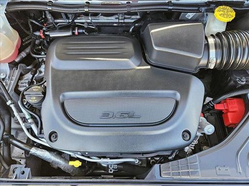 Used 2023 Chrysler Pacifica Touring-L FWD image 27
