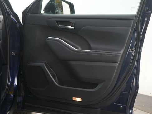 Used 2022 Toyota Highlander XLE image 12