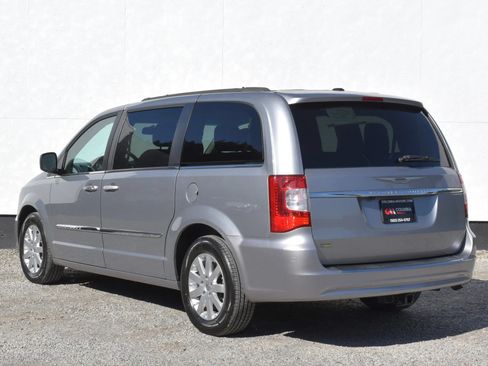 Used 2014 Chrysler Town & Country Touring FWD image 2