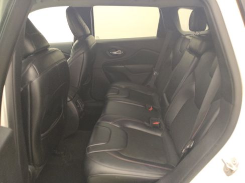 Used 2019 Jeep Cherokee Trailhawk AWD/4WD image 18