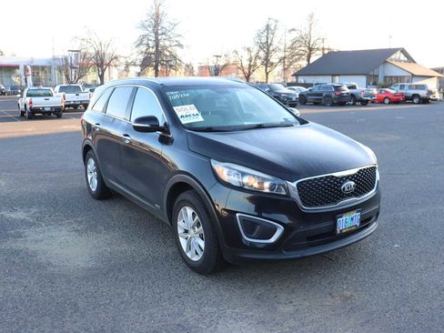 Used 2017 Kia Sorento LX w/ LX Convenience Package image 3