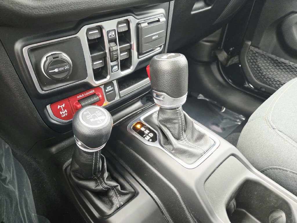 Used 2024 Jeep Wrangler Unlimited AWD/4WD image 32