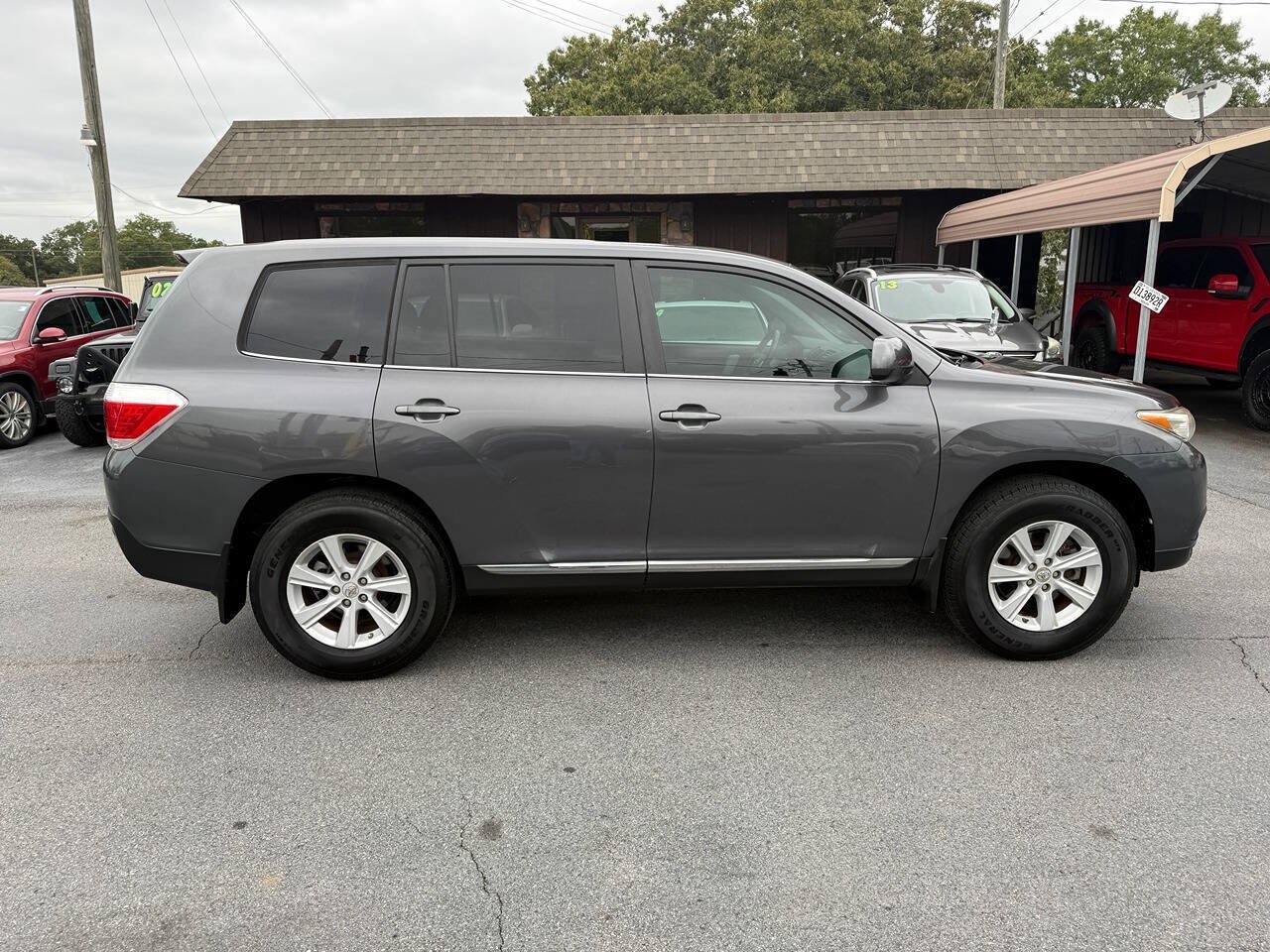 Used 2013 Toyota Highlander FWD image 2