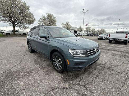 Used 2019 Volkswagen Tiguan SE w/ Panoramic Sunroof Package AWD/4WD image 2