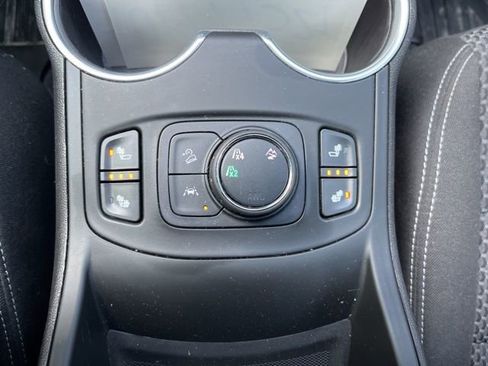 Used 2022 GMC Terrain SLE w/ Driver Convenience Package image 11