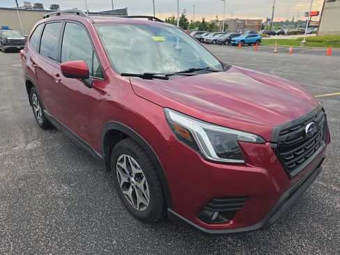 Used 2022 Subaru Forester Premium AWD/4WD image 2