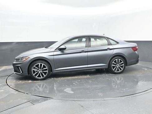 Used 2025 Volkswagen Jetta SE image 5