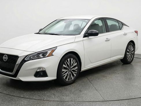 Used 2025 Nissan Altima 2.5 SV image 3