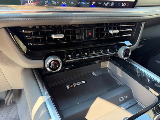Used 2025 Chevrolet Tahoe High Country AWD/4WD image 21