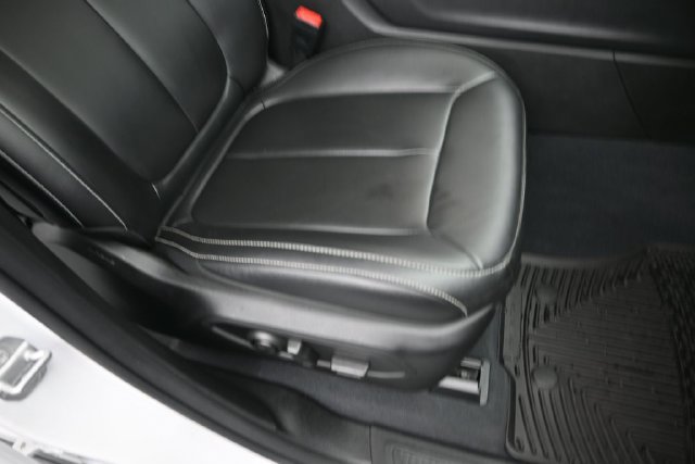 Used 2023 Jeep Grand Cherokee Limited w/ Black Appearance Package AWD/4WD image 31