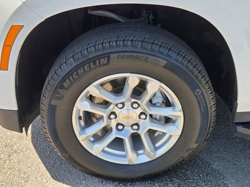 Used 2025 Chevrolet Suburban LT RWD image 18