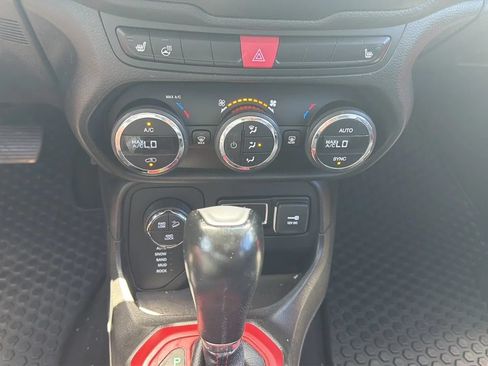 Used 2016 Jeep Renegade Trailhawk w/ Premium Trailhawk Package AWD/4WD image 17