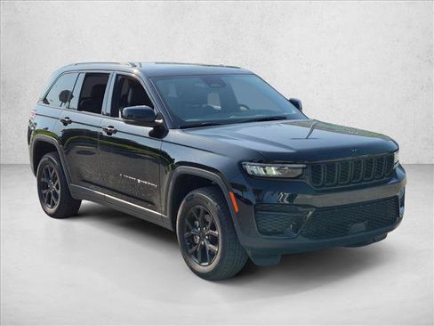 Used 2025 Jeep Grand Cherokee Altitude RWD image 3