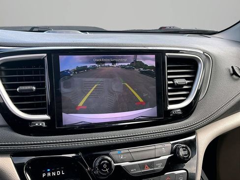 Used 2022 Chrysler Pacifica Touring-L FWD image 21