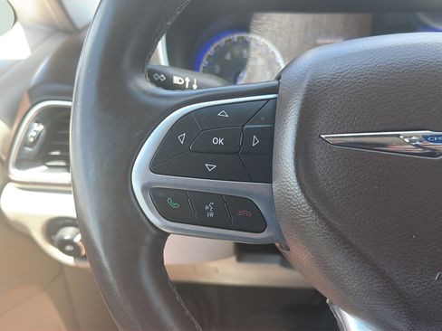 Used 2017 Chrysler Pacifica Touring-L Plus w/ Advanced Safetytec Group FWD image 18