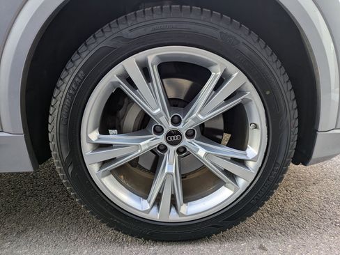 Used 2023 Audi Q8 Premium image 30