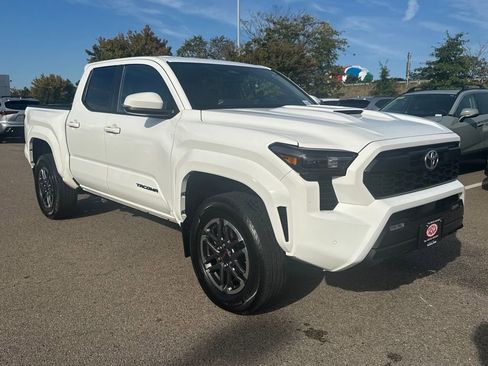 Used 2024 Toyota Tacoma TRD Off-Road image 13