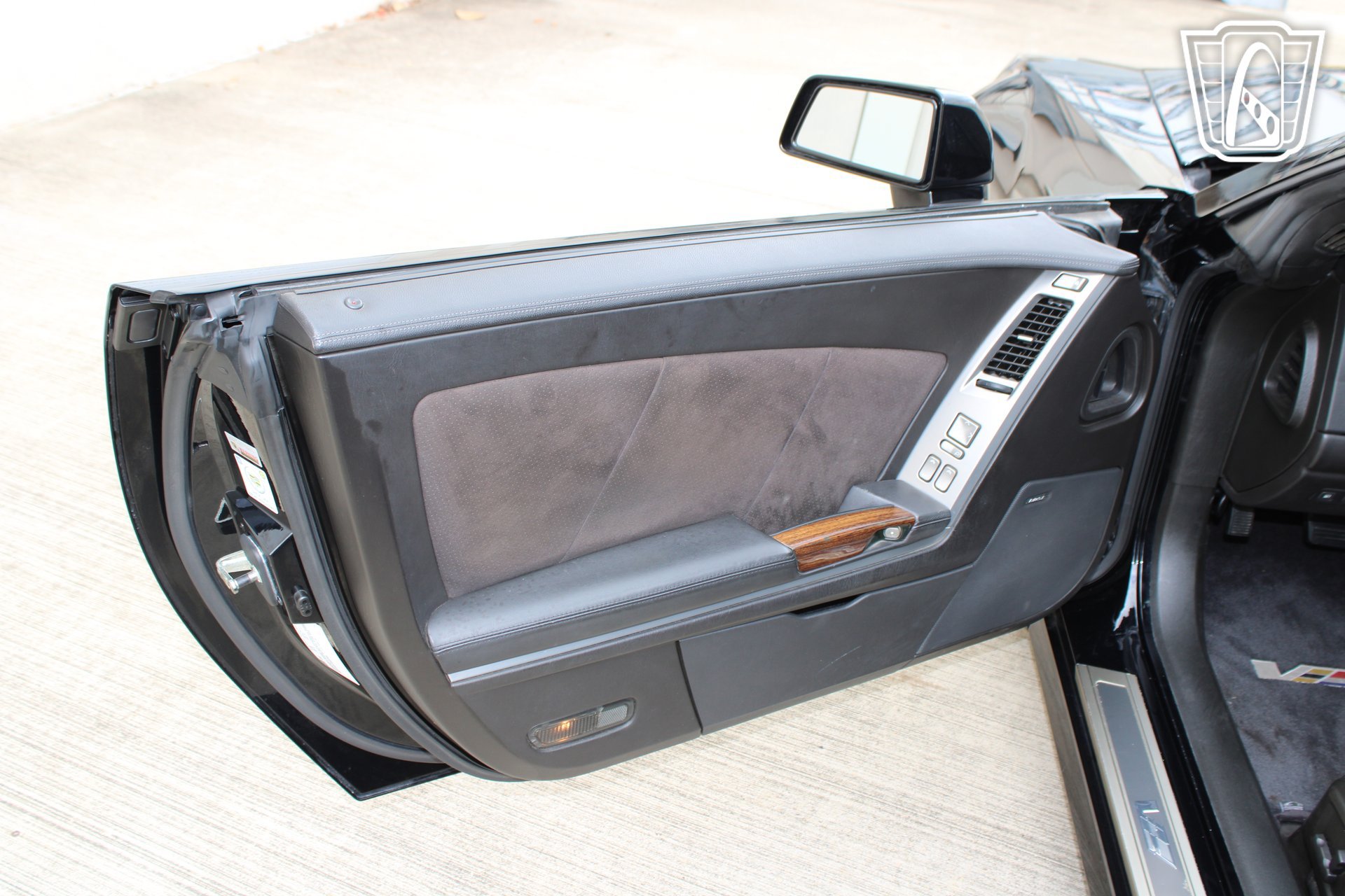 Used 2006 Cadillac XLR V RWD image 17