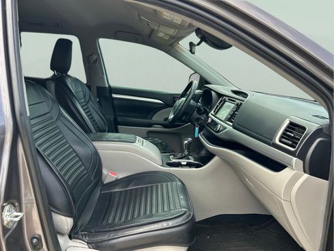 Used 2019 Toyota Highlander Plus FWD image 12