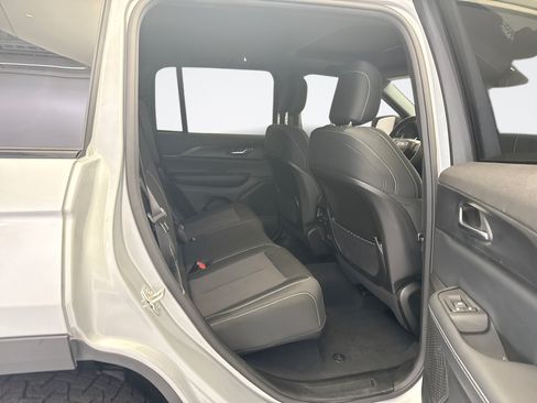 Used 2024 Jeep Grand Cherokee Laredo X AWD/4WD image 18