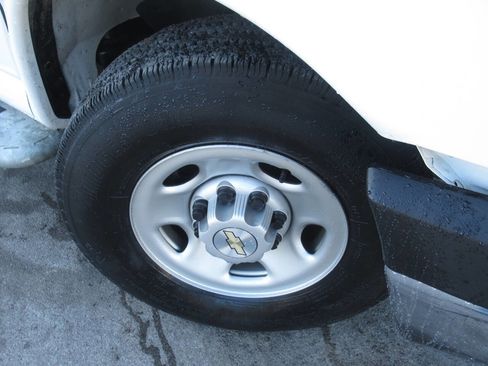 Used 2024 Chevrolet Express 2500 w/ Driver Convenience Package RWD image 4