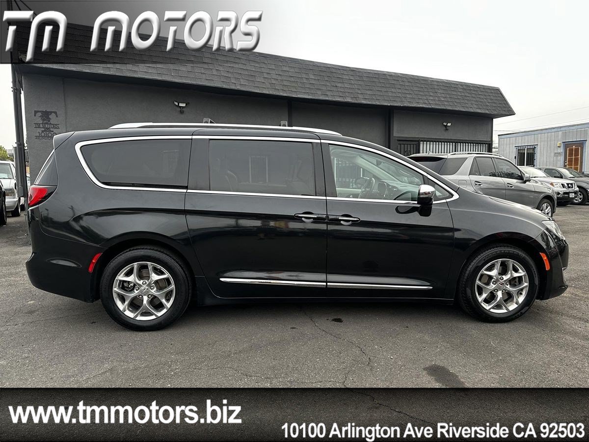 Used 2017 Chrysler Pacifica Limited w/ UConnect Theater Package FWD image 23
