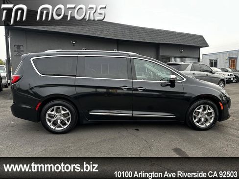 Used 2017 Chrysler Pacifica Limited w/ UConnect Theater Package FWD image 23