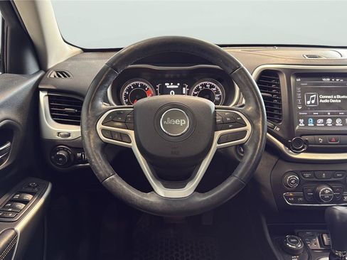 Used 2018 Jeep Cherokee Latitude Plus w/ Comfort/Convenience Group AWD/4WD image 13