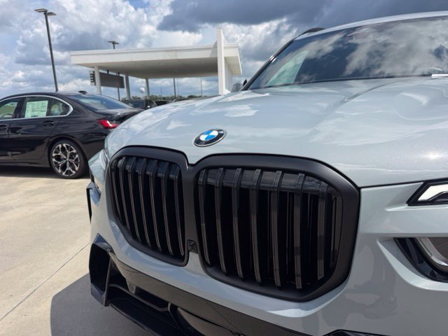 Used 2026 BMW X7 xDrive40i w/ M Sport Package AWD/4WD image 2
