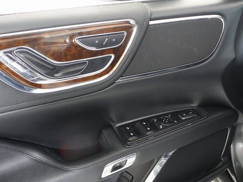 Used 2017 Lincoln Continental Select image 17