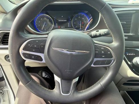 Used 2022 Chrysler Voyager LX FWD image 16