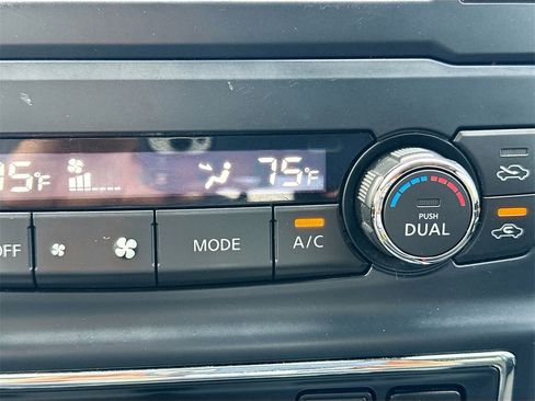 Used 2019 Nissan Titan SV w/ SV Convenience Package image 16