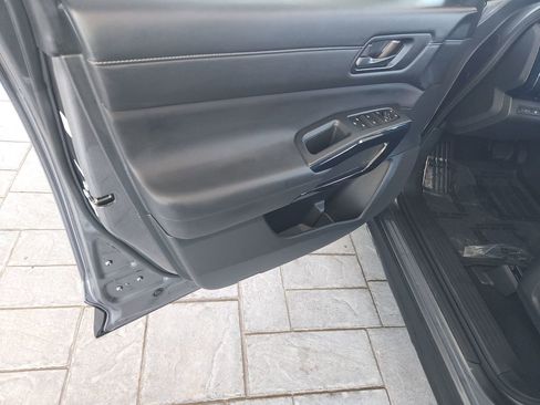Used 2025 Nissan Pathfinder SV FWD image 28